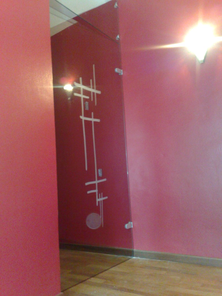 Porte in vetro , porte vetro , porte tuttovetro , porte scorrevoli in vetro , porte vetro scorrevoli, paraschizzi cucina, paraschizzi in vetro ,porte in vetro colorate , porte vetro colorate